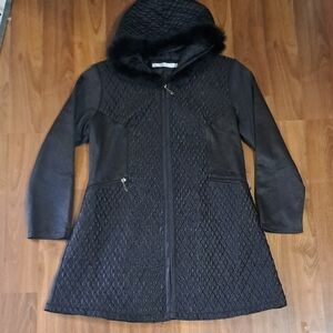 Elegant Black Trench Coat with Fur Trim